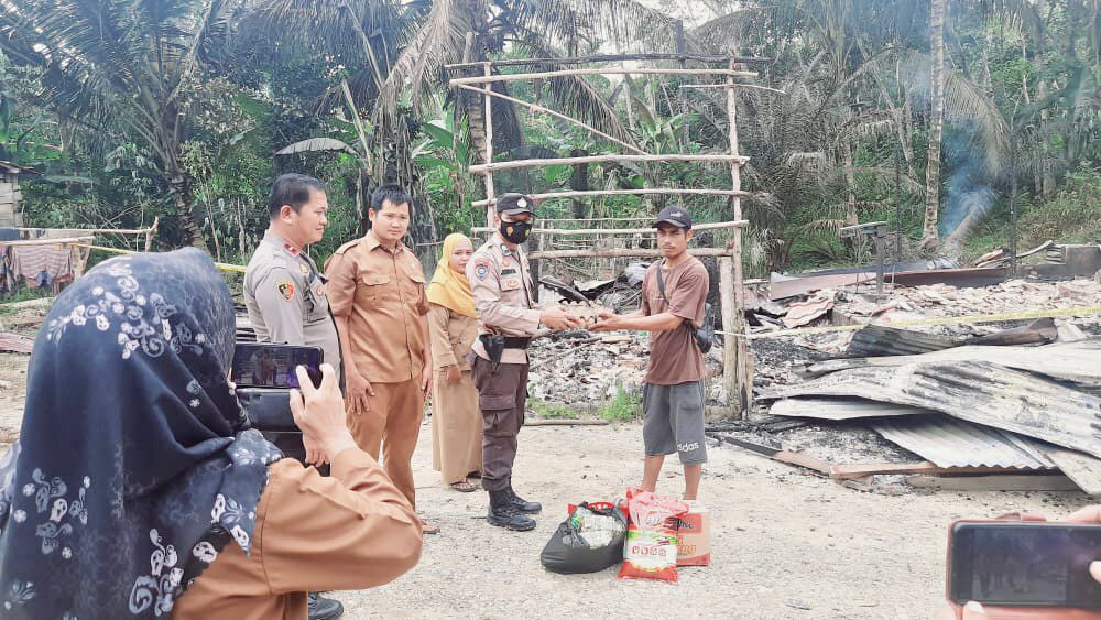 Kepedulian Polsek Singkut Polres Sarolangun Beri Bantuan Kepada Korban Kebakaran