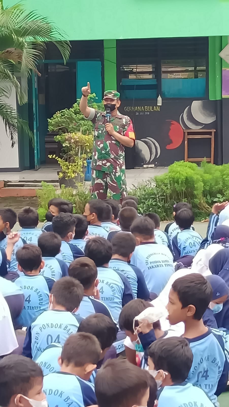 Babinsa Koramil 08/Duren Sawit Giat Wasbang SDN 04 Pondok Bambu