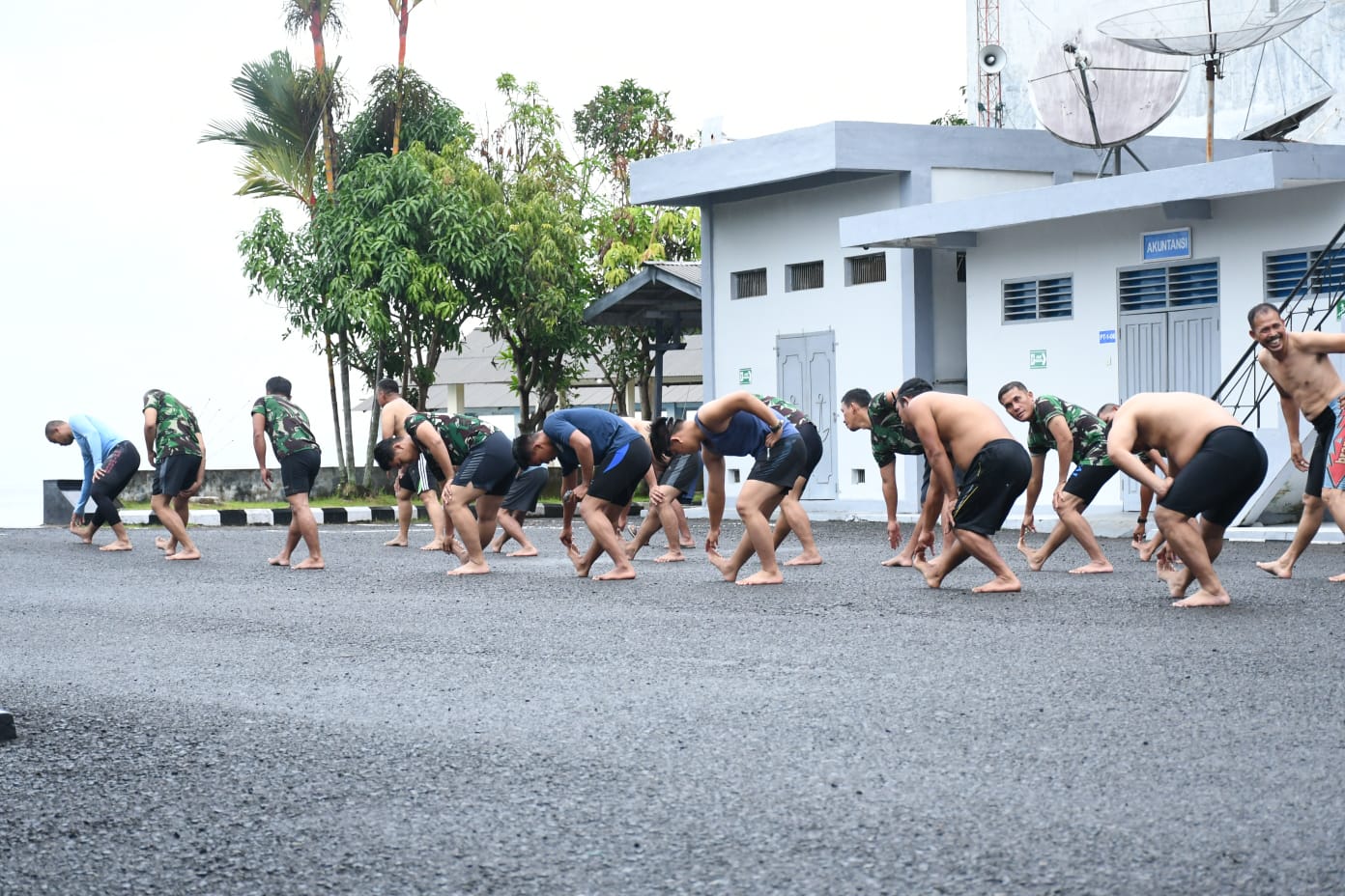 Bina Kemampuan Fisik Prajurit Lanal Sibolga Dengan Renang Laut