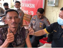 Gelar Vaksin Presisi, Polres Sarolangun Periksa Pengendara yang Belum Lakukan Booster