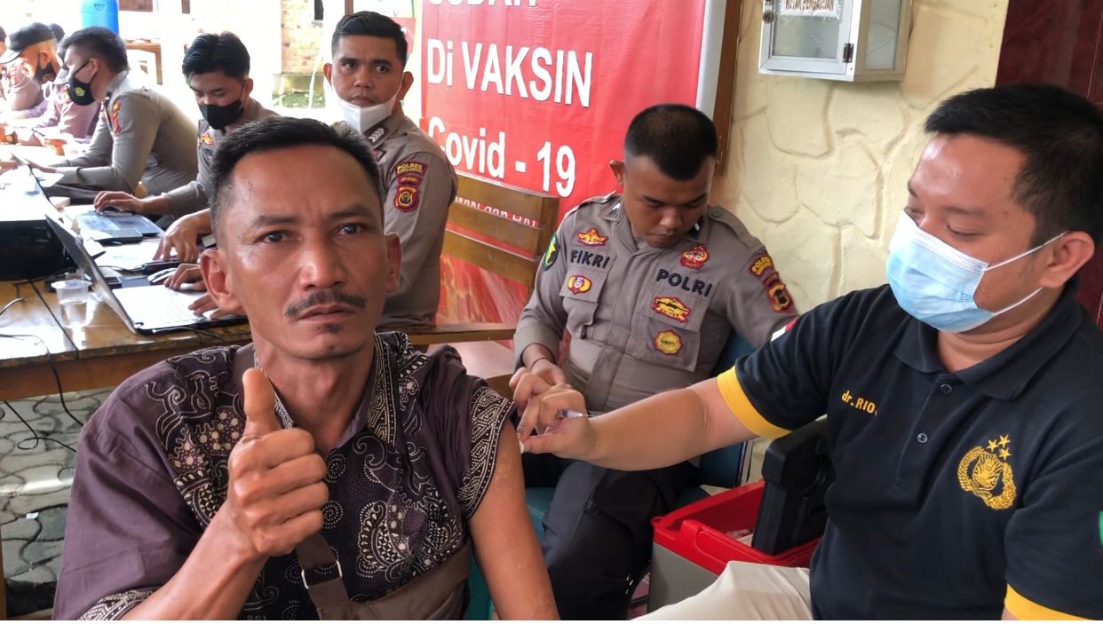 Gelar Vaksin Presisi, Polres Sarolangun Periksa Pengendara yang Belum Lakukan Booster