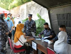 Peringati HUT RI Ke-77 Lanal Palembang Gelar Serbuan Vaksin dan Bhakti Sosial Pembagian Paket Sembako Di Pos Binpotmar 1 Ilir Palembang