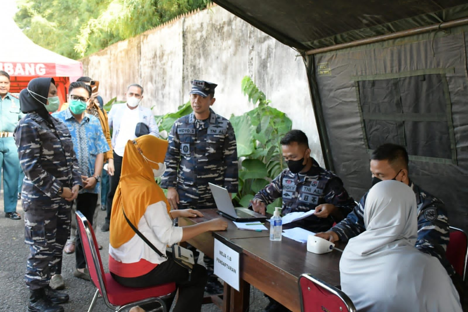 Peringati HUT RI Ke-77 Lanal Palembang Gelar Serbuan Vaksin dan Bhakti Sosial Pembagian Paket Sembako Di Pos Binpotmar 1 Ilir Palembang