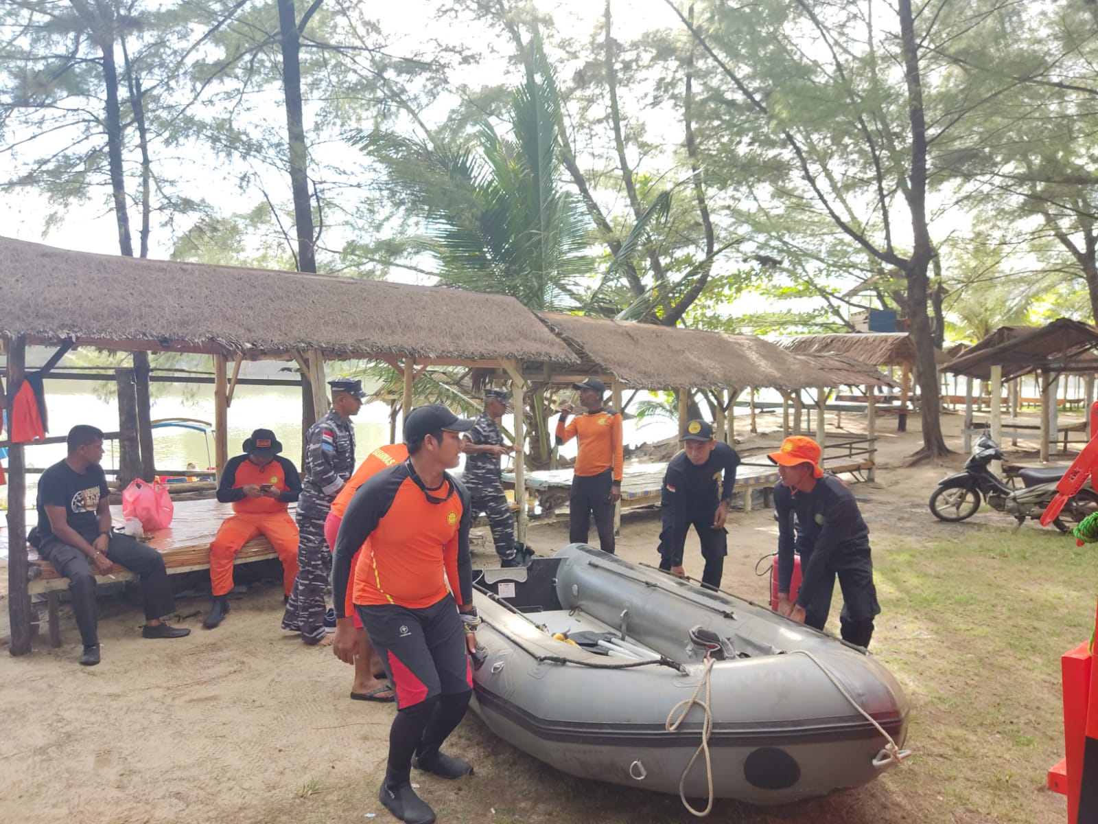 Posal Lhoknga Lanal Sabang Bersama Tim SAR Gabungan Laksanakan Pencarian Korban Laka Laut