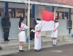 Terapkan Kedisiplinan Babinsa, Bhabinkamtibmas Hadir Giat Upacara bendera di SMK Cipta Karya