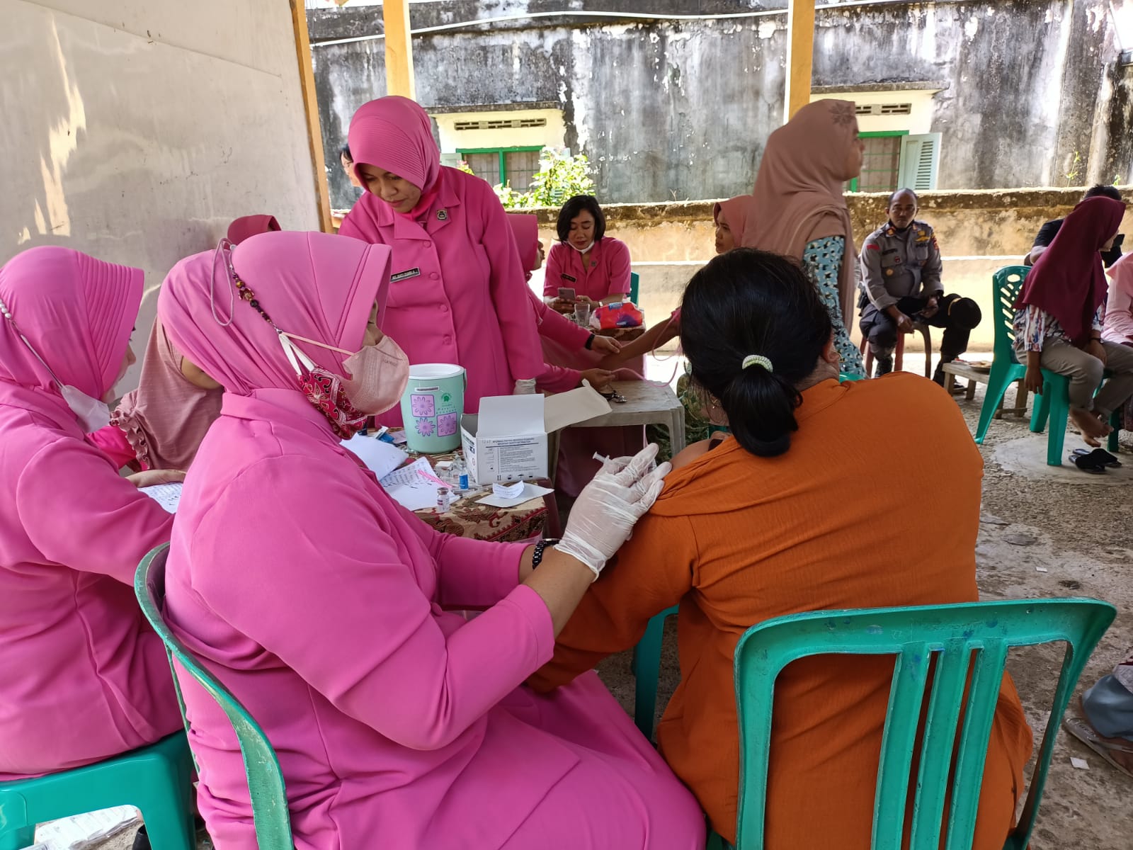 Bersama Bhayangkari,Polsek Bangko Laksanakan Bhakti Kesehatan Vaksin