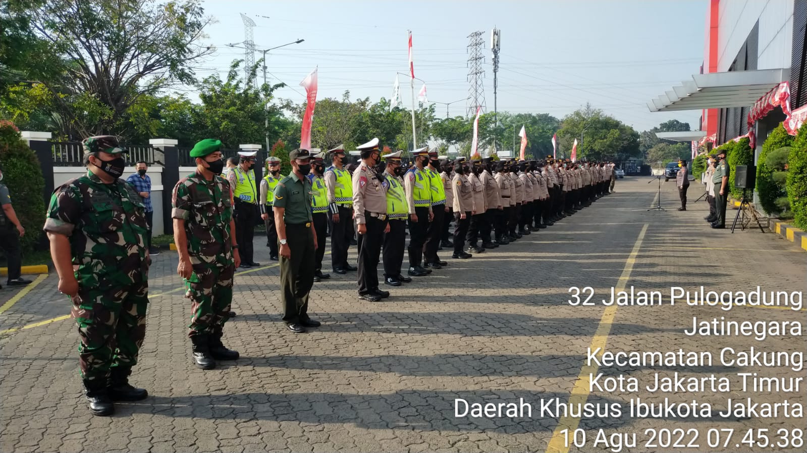 Polsek dan Koramil 06/Cakung Kawal dan Amankan Aksi Unras Sejuta Buruh