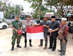 Kapolsek Peureulak Barat Dan Muspika Bagikan Bendera Merah Putih kepada Masyarakat Untuk Menanamkan Rasa Nasionalisme