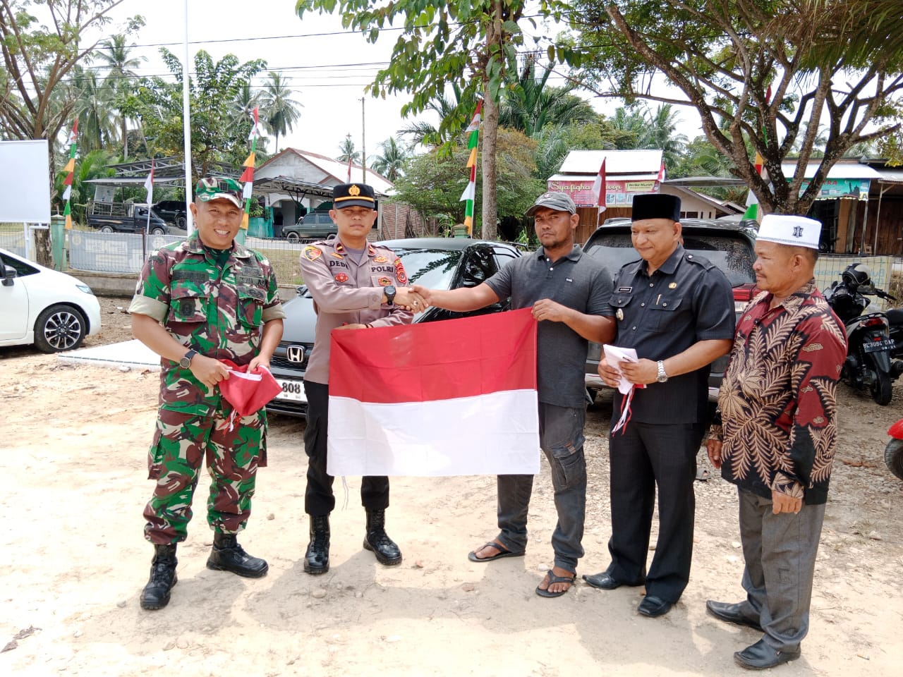 Kapolsek Peureulak Barat Dan Muspika Bagikan Bendera Merah Putih kepada Masyarakat Untuk Menanamkan Rasa Nasionalisme