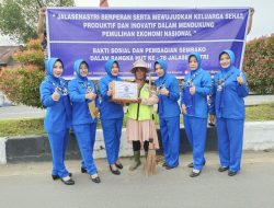 Dalam Rangka Memperingati HUT Jalasenastri Ke-76, Jalasenastri Cabang 8 Korcab I DJA I Bagikan Sembako Kepada Petugas Kebersihan Jalan Di Wilayah Sinabang Kabupaten Simeulue