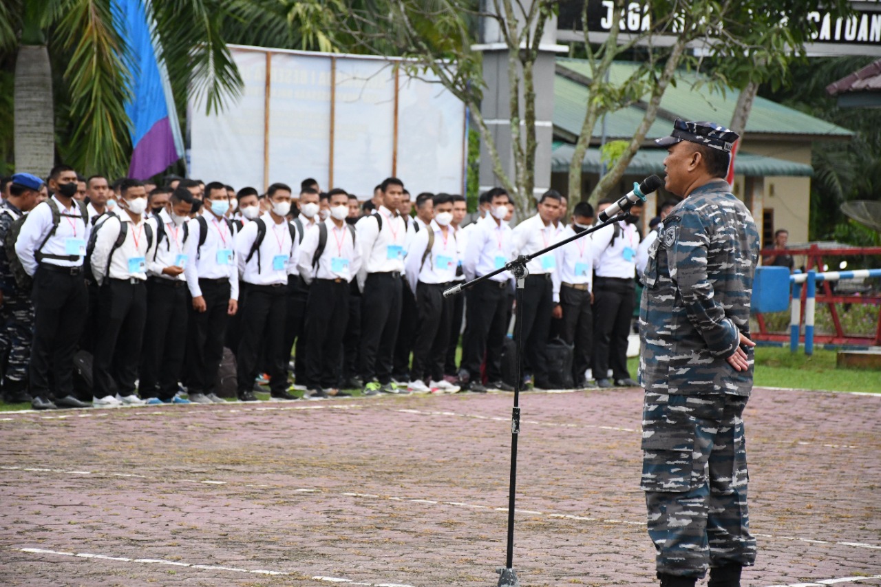 Danlanal TBA Berikan Motivasi Kepada 591 Calon Prajurit TNI AL