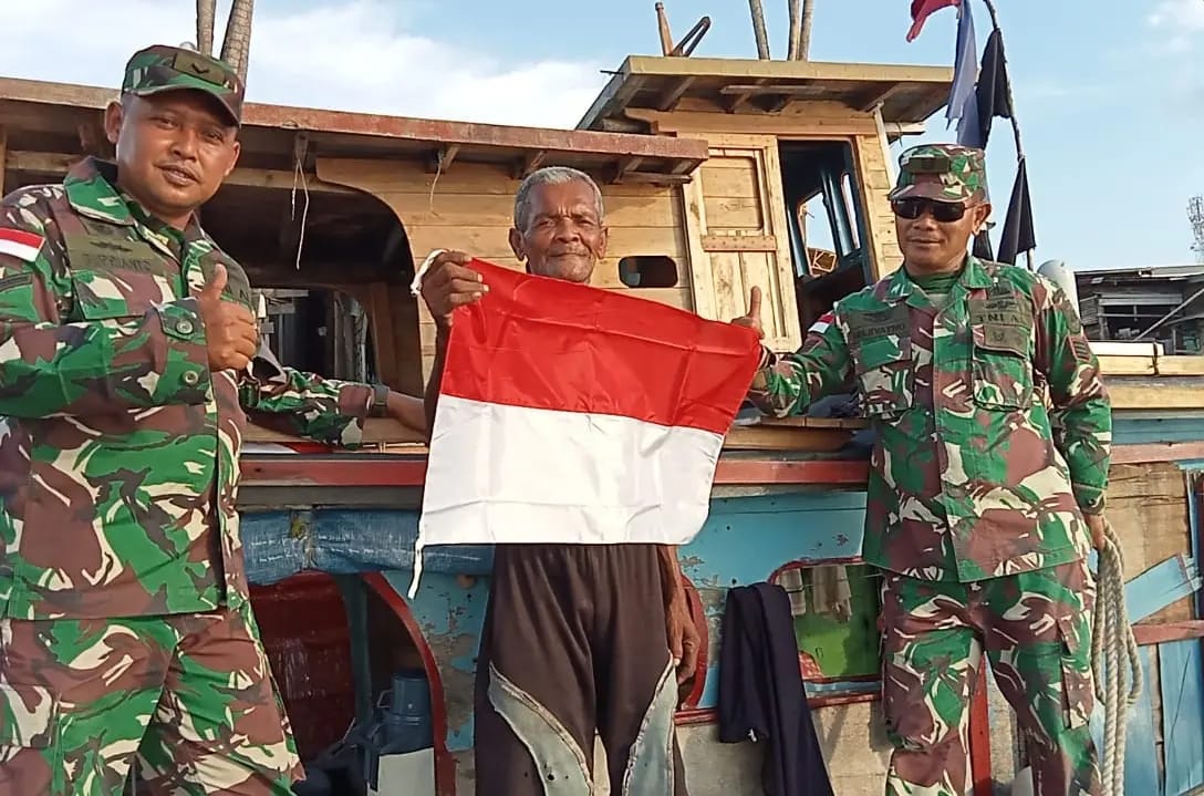 Sambut HUT RI Ke-77 Pos TNI AL Selat Panjang Lanal Dumai Laksanakan Gerakan Pembagian 10 Juta Bendera