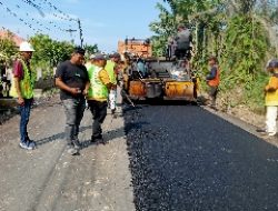 Masyarakat Acungkan Jempol Kepada CV. Mawar Indah Gerak Cepat Lakukan Pengaspalan Jalan