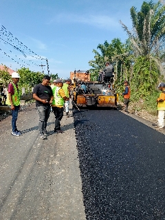 Masyarakat Acungkan Jempol Kepada CV. Mawar Indah Gerak Cepat Lakukan Pengaspalan Jalan