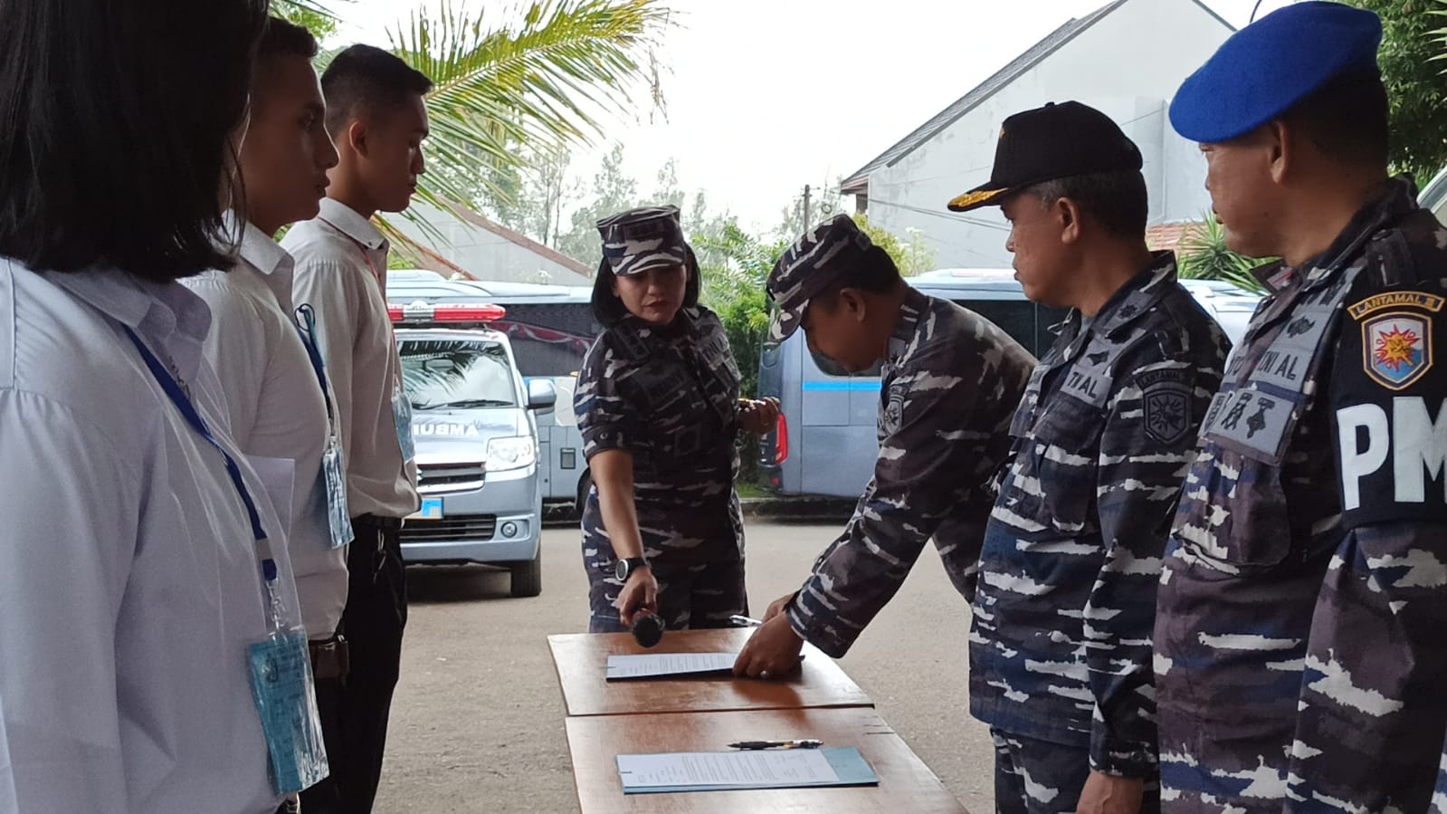 Komandan Lanal Bandung Laksanakan Pengarahan dan Penandatangan Fakta Integritas Seleksi Penerimaan Calon Prajurit TNI AL Tahun 2022