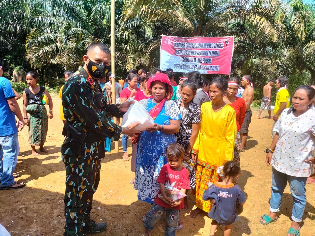 Batalyon B Pelopor SAT Brimobda Jambi,Momentum HUT RI Ke-77, Sumbangkan Tali Asih Pada Warga Suku Anak Dalam