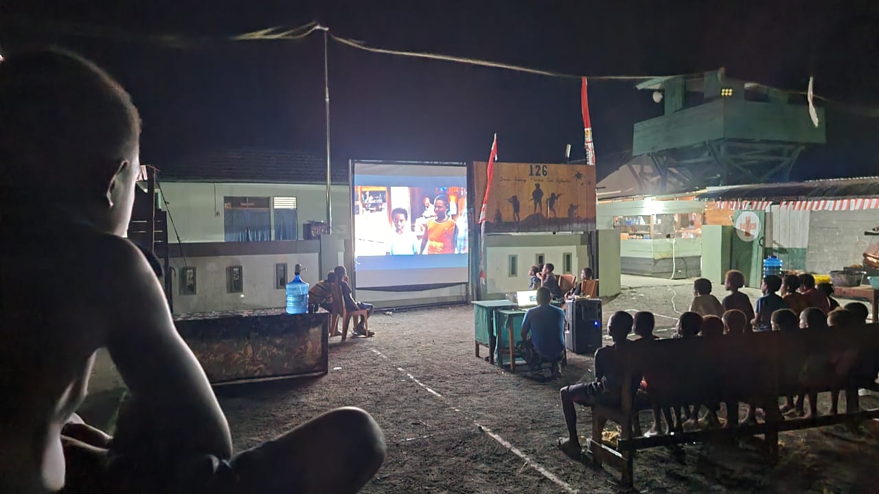 Rayakan HUT RI Ke-77, Satgas Yonif 126/ KC Gelar Nonton Bareng Bersama Anak – Anak Dan Masyarakat Papua Se Distrik Waris