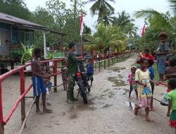 Untuk Tetap Menjaga Hubungan Baik, Anggota Satgas TMMD Reg Ke-114 Bagikan Permen Kepada Anak – Anak