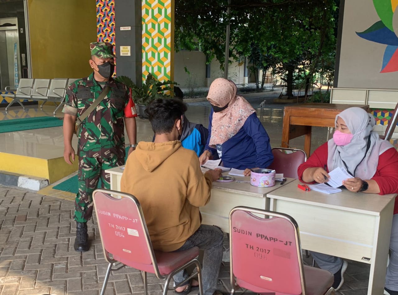 Pelayanan Vaksin Booster Warga Kel. Duren Sawit Oleh Koramil 08/Duren Sawit dan Makesdam Jaya