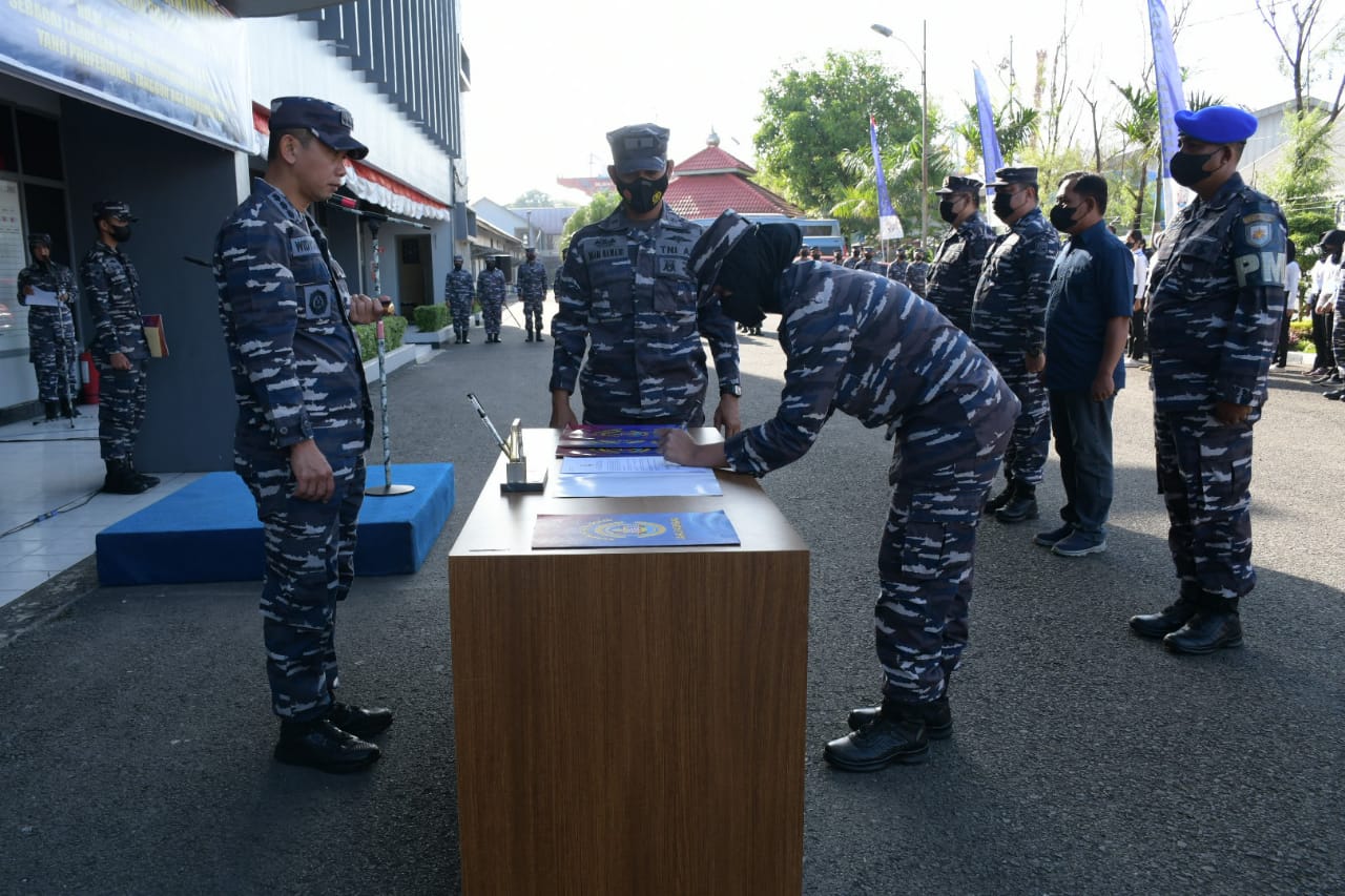 Lanal Palembang Gelar Upacara Penandatanganan Pakta Integritas Panita Seleksi Penerimaan Calon Caba Kompensasi, Caba PK dan Cata PK Gelombang II  TA. 2022 Panda Palembang