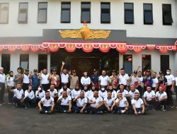 Komandan Lanal Bandung Serahkan Piagam Penghargaan Kepada Tim Pengibar Bendera Dibawah Laut Pada Acara Peringatan Ke-77 Detik-Detik Proklamasi 17 Agustus 2022