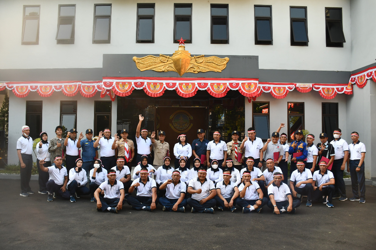 Komandan Lanal Bandung Serahkan Piagam Penghargaan Kepada Tim Pengibar Bendera Dibawah Laut Pada Acara Peringatan Ke-77 Detik-Detik Proklamasi 17 Agustus 2022