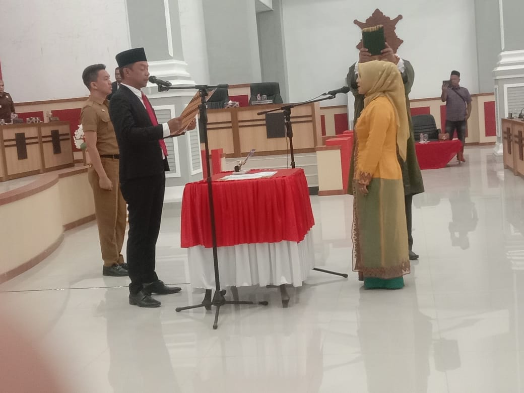 Ketua DPRK Aceh Timur Melantik Nasriati Hasil PAW Menggantikan Irwanda Dari Partai Aceh