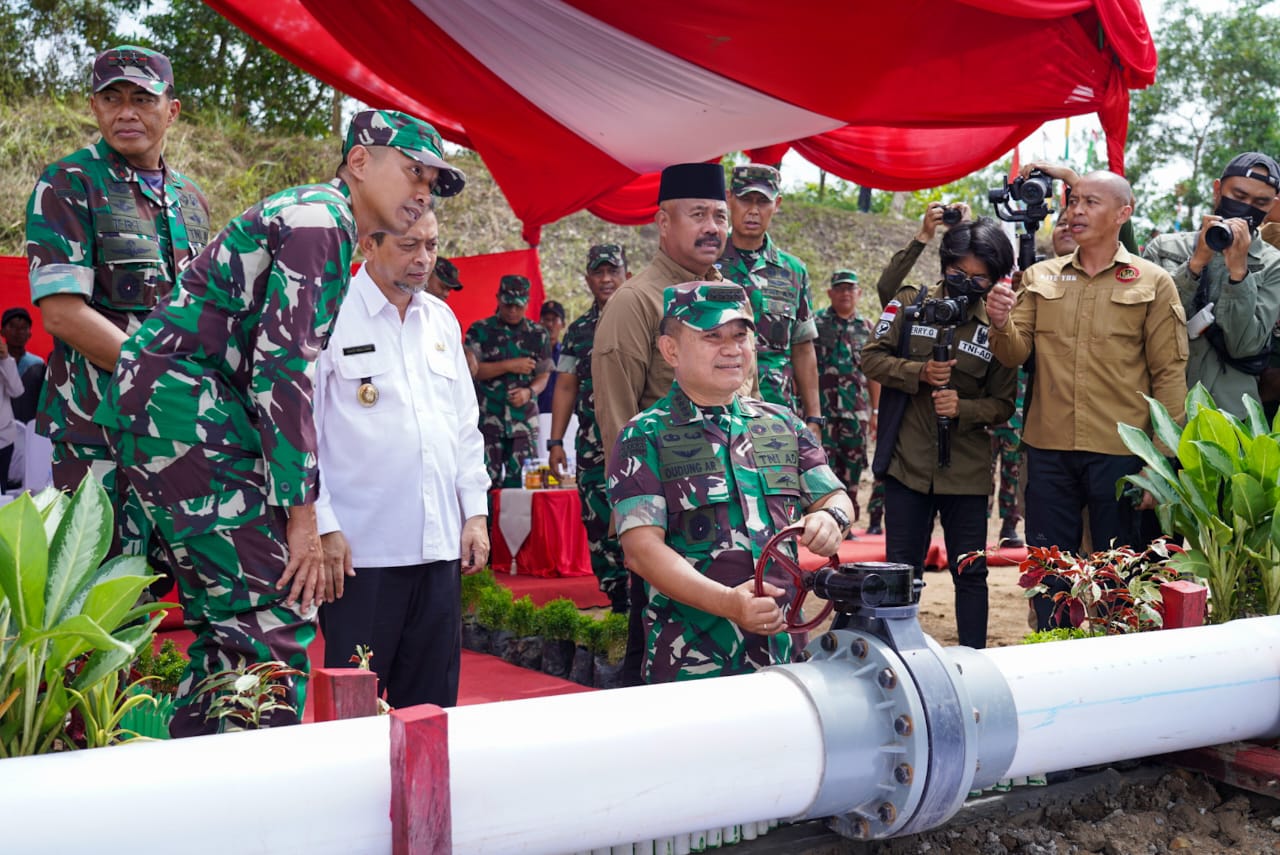 Peninjauan Pembangunan Irigasi di Kab.Kutai Tanda Ditutupnya Program TMMD