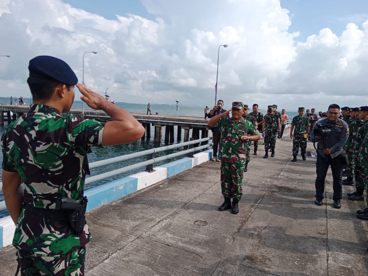 Danposal Pulau Nipa Sambut Danrem 033/WP Dalam Rangka Tinjau Personel Satgas Pamputer