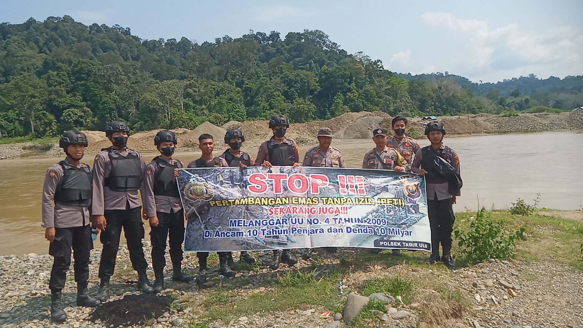 Himbauan Persuasif terhadap Aktivitas PETI, Bintara Remaja Bersama Personil Polsek Tabir Ulu.