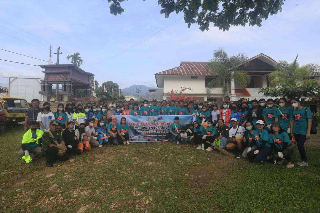 Sambut World Cleanup Day, Ratusan Warga Toraja Utara Gelar Aksi Pungut Sampah