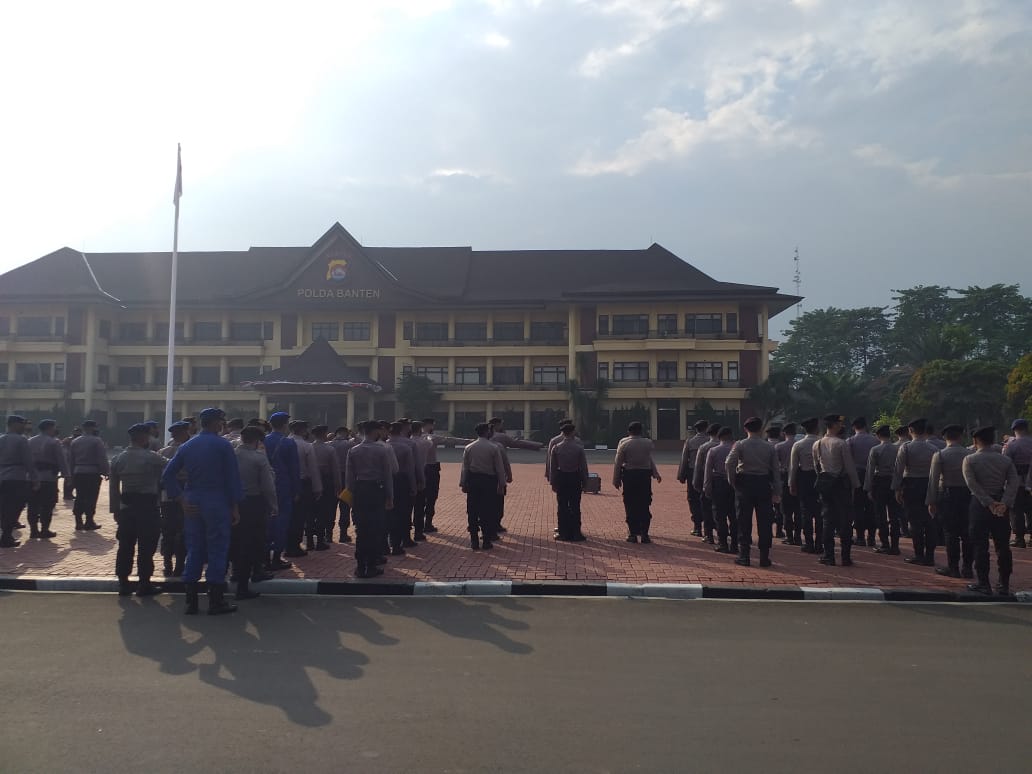 Ditpolairud Polda Banten laksanakan apel pergeseran pasukan PAM obvit di lapangan Polda banten