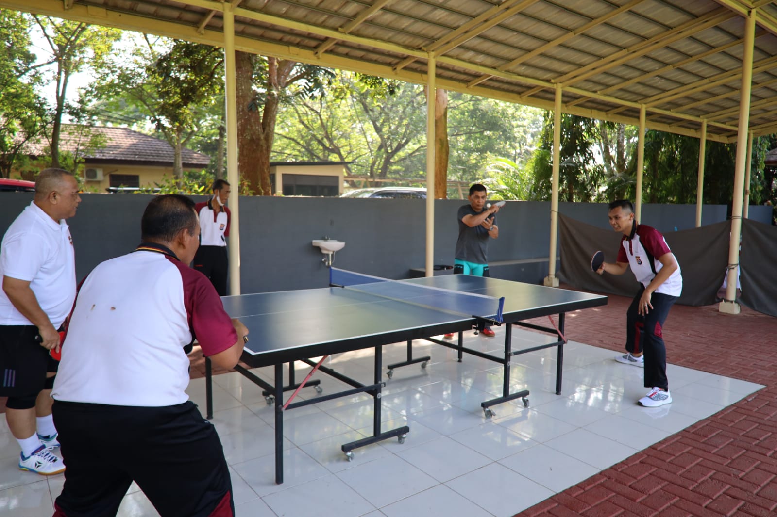 Jaga kebugaran wakapolda Banten olahraga bersama  personel