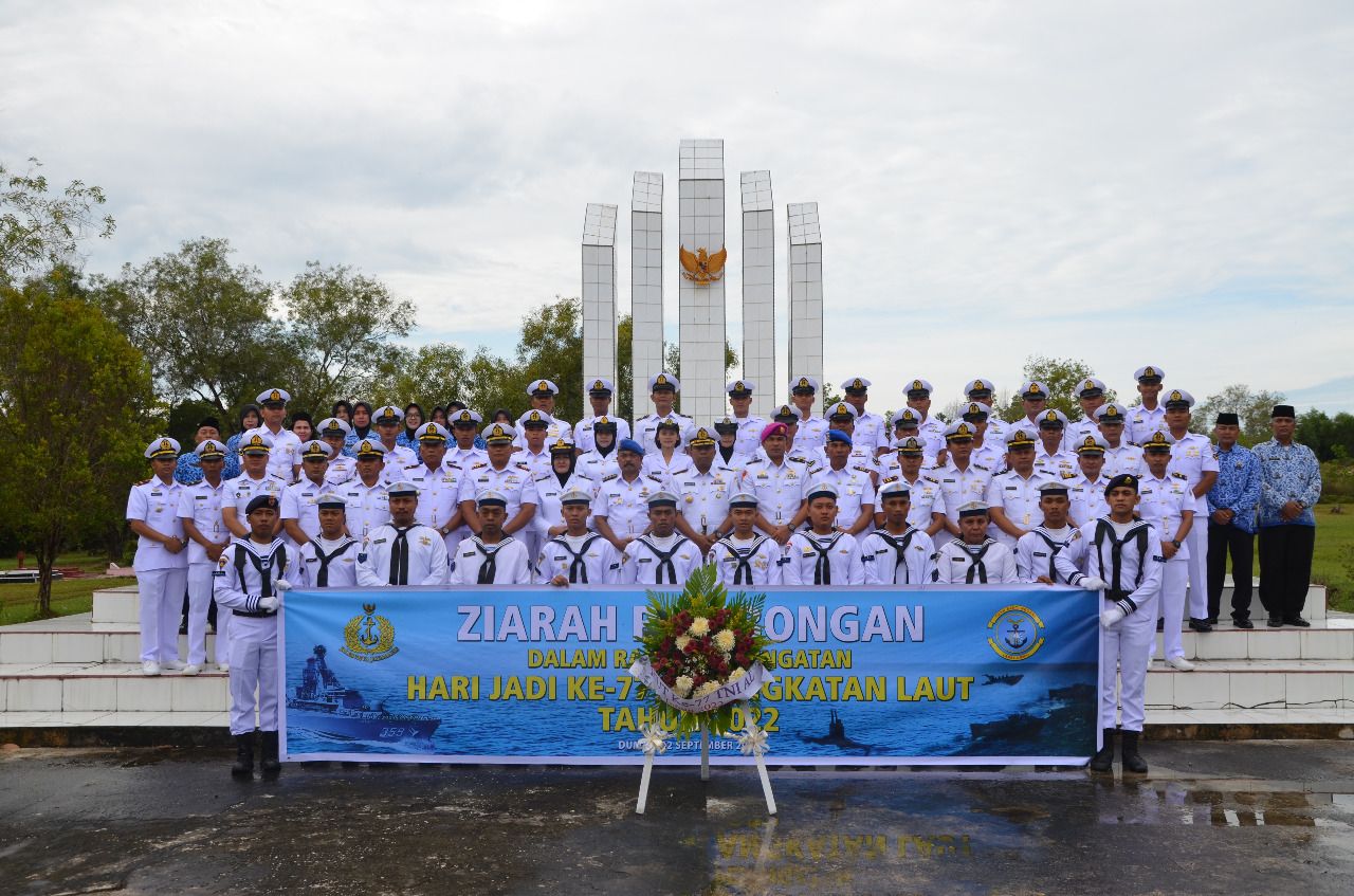 Sambut HUT TNI AL Ke-77 Lanal Dumai Laksanakan Ziarah Di Taman Makam Pahlawan Damai Sentosa