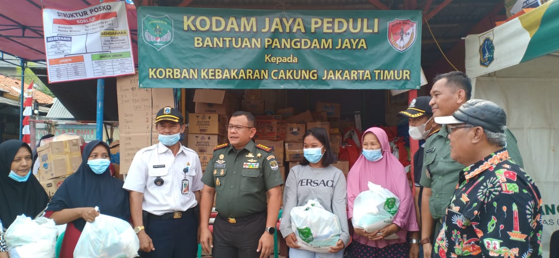 Dandim 0505/Jakarta Timur Salurkan Bantuan Korban Kebakaran dari Kodam Jaya Peduli