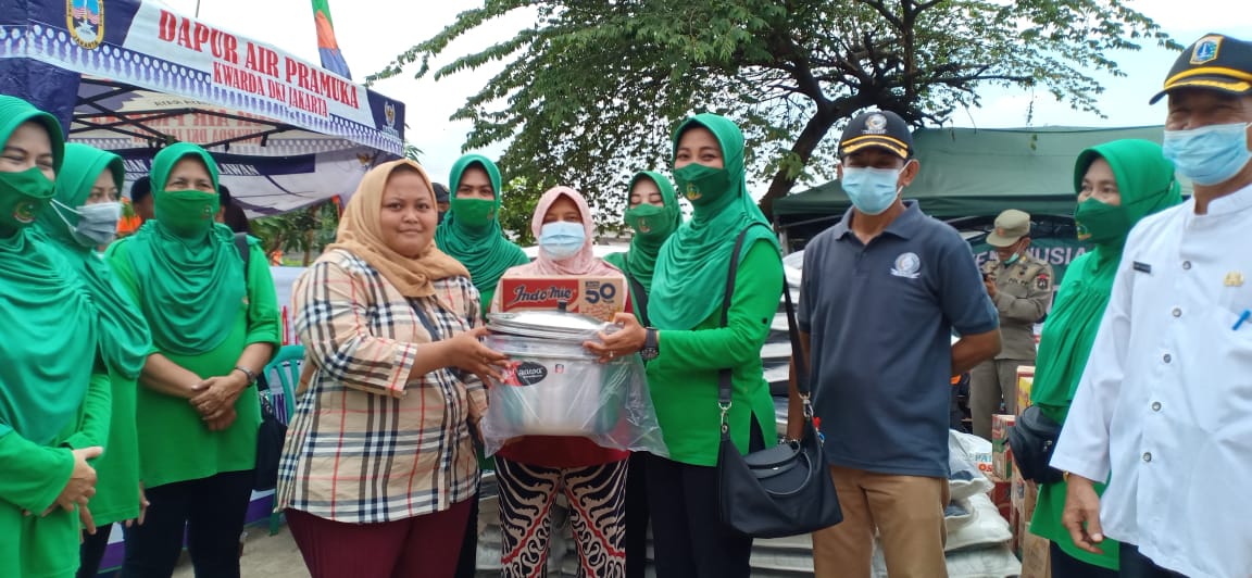 Ketua Persit KCK Cabang XIX Kodim 0505/JT Berikan Bantuan Korban Kebakaran