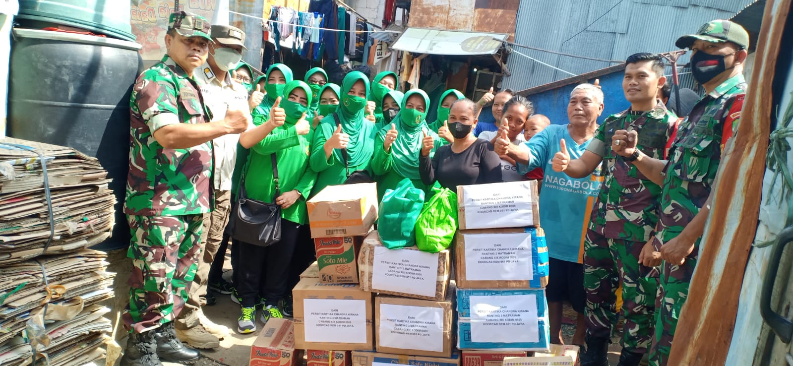 Persit KCK Ranting 3 Koramil 02/Matraman dan Ranting 4 Koramil 04/Pasar Rebo Berikan Bantuan Giat Bansos