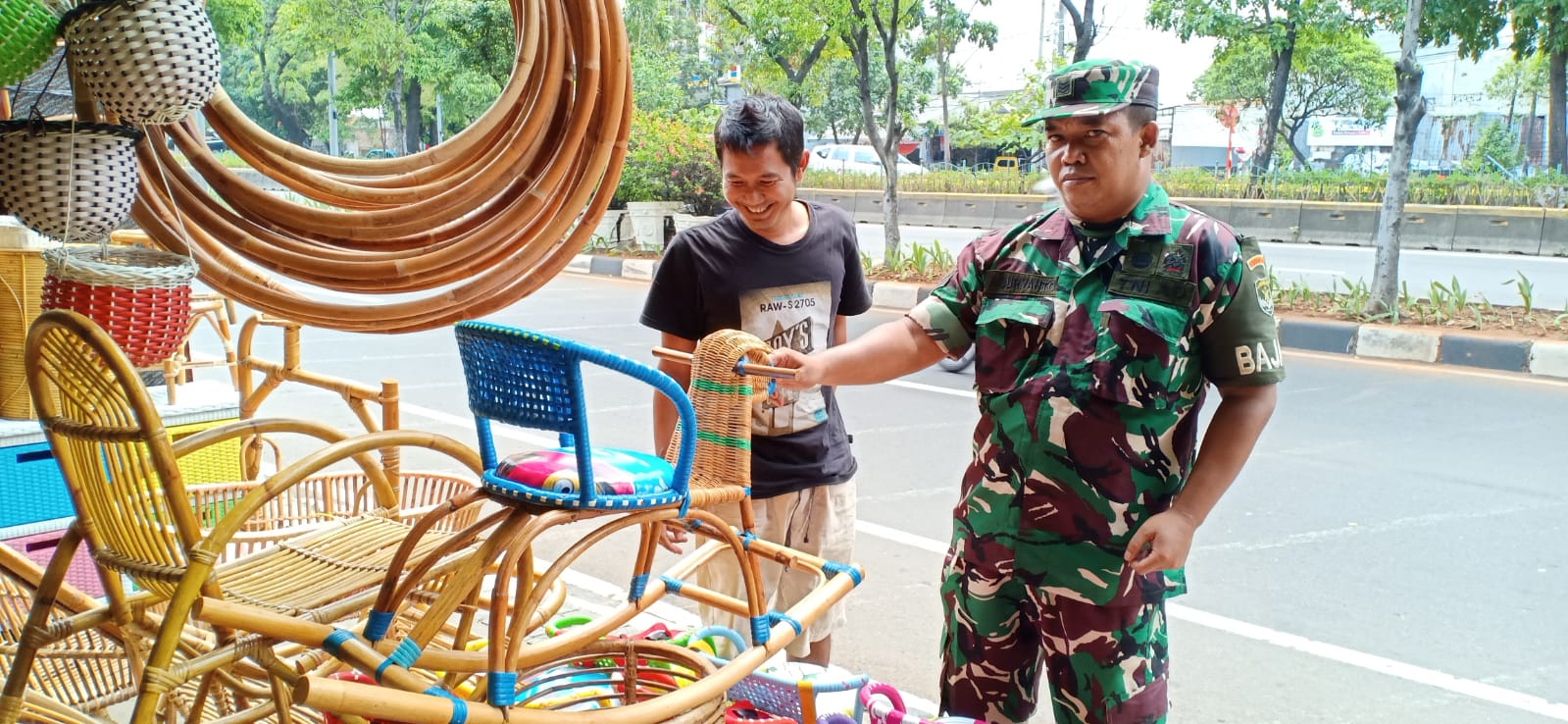 Komsos Kreatif Babinsa Koramil 02/Matraman Dengan Pengrajin Rotan