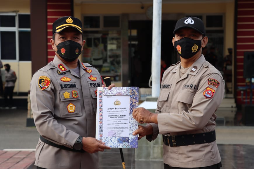 Kapolres Lebak berikan penghargaan Best  police of The month  kepada dua personil polres lebak