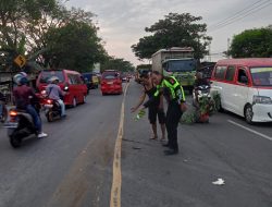 Tabrak lari pemotor Tewas Terlindas Truk , Satlantas Polres Serang Evakuasi Korban