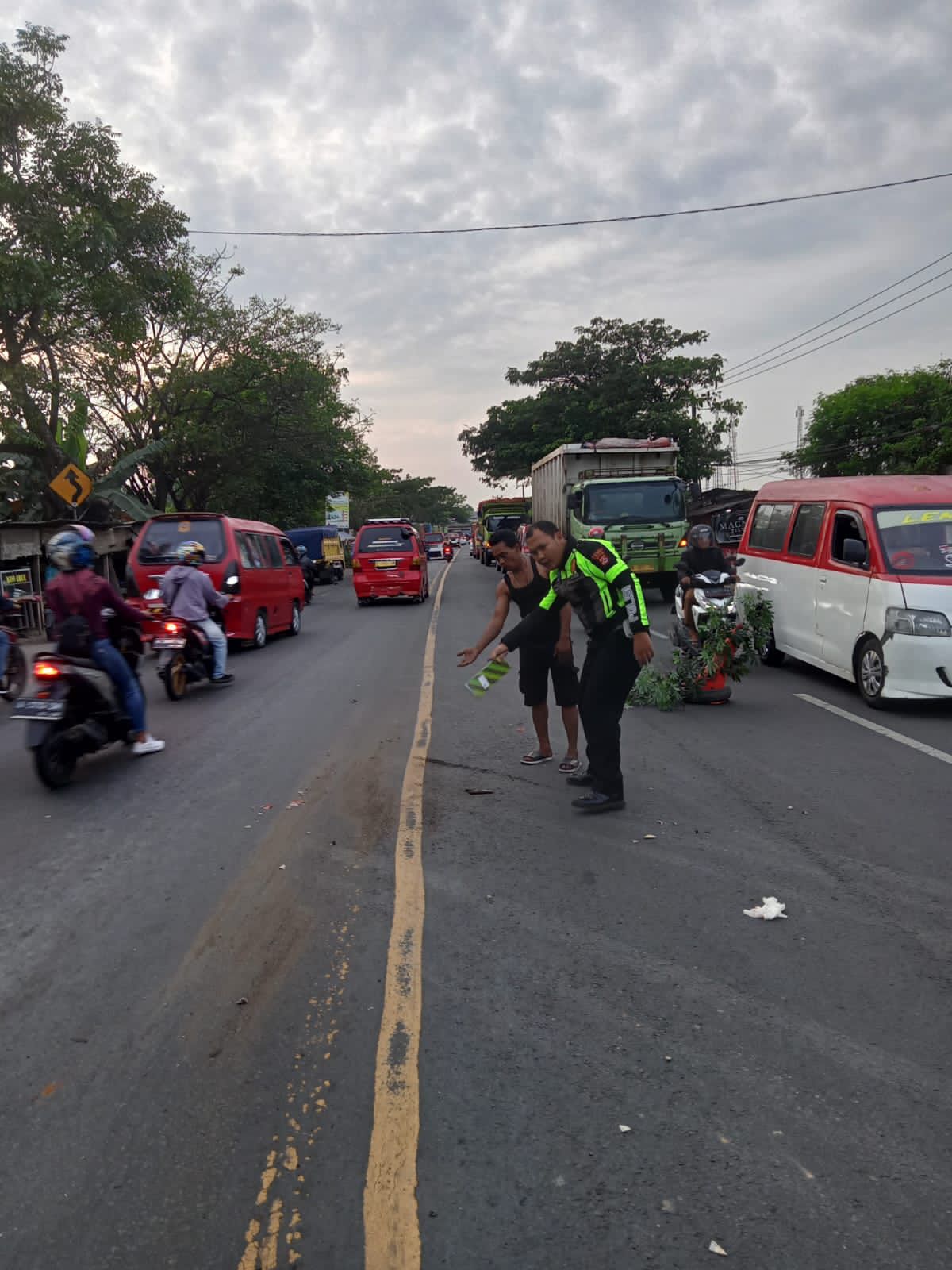 Tabrak lari pemotor Tewas Terlindas Truk , Satlantas Polres Serang Evakuasi Korban