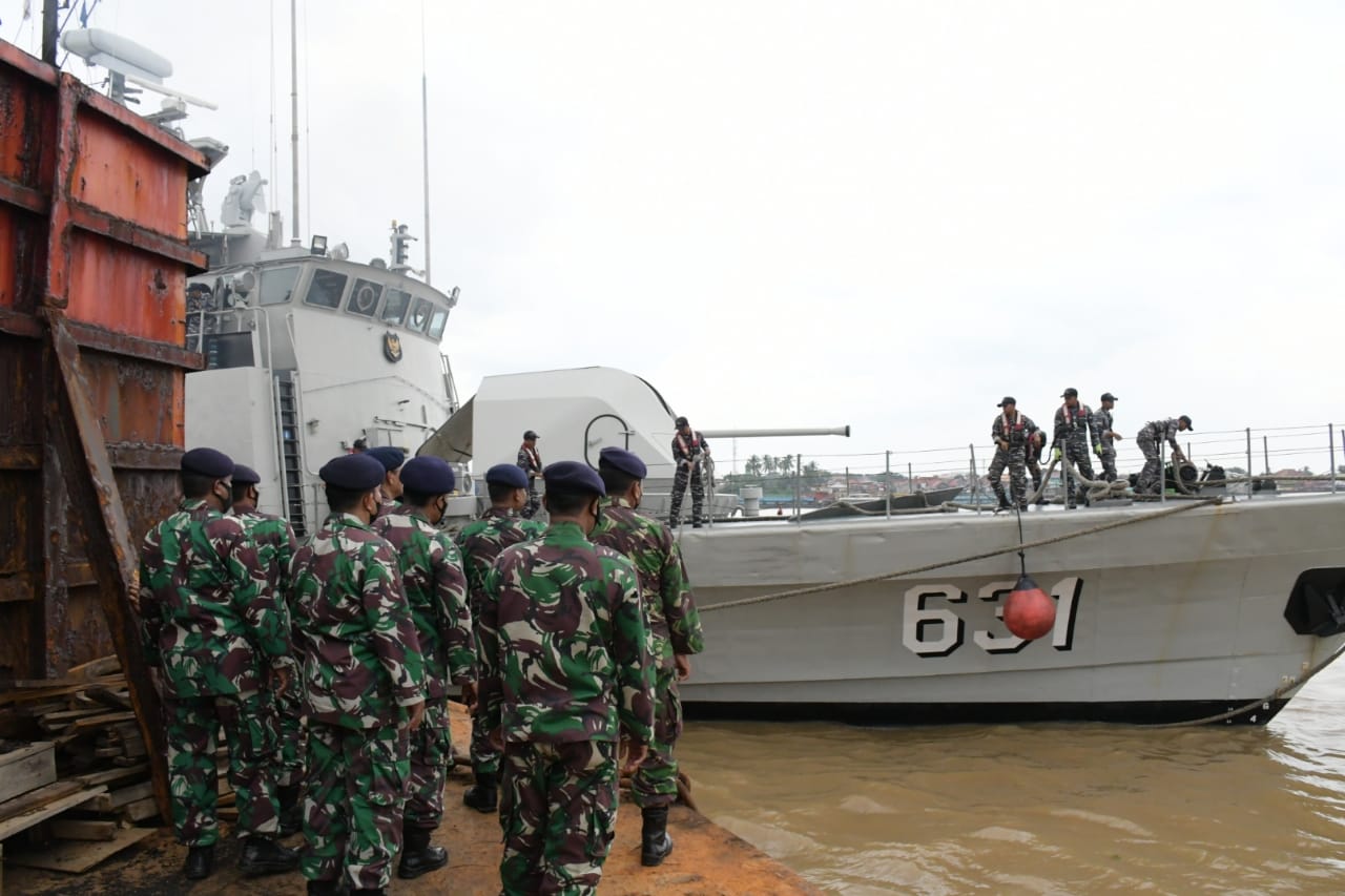 Danlanal Palembang Sambut Kedatangan KRI Todak-631 di Dermaga D Dermaga I PT. Pelindo II Cabang Palembang