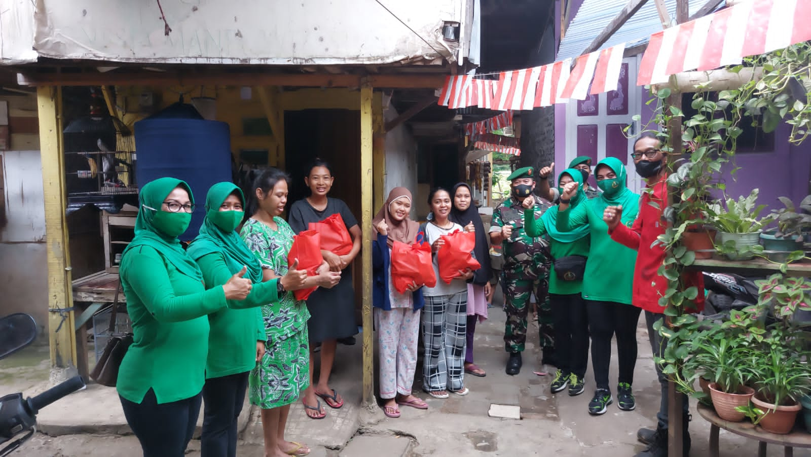 Persit KCK Ranting 06/Kramatjati, Giat Baksos Bagikan Sembako Kepada Kaum Dhuafa