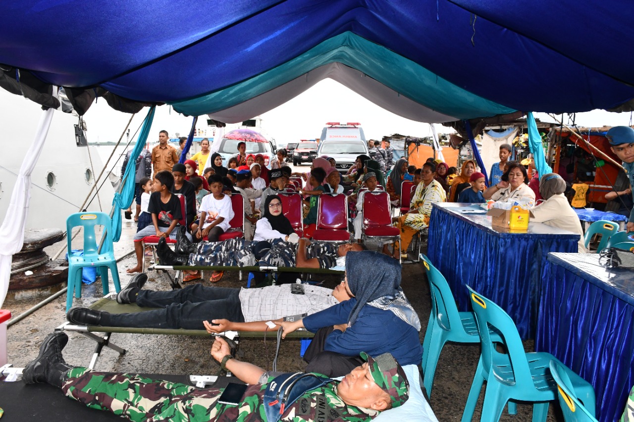 Sunat Massal Donor Darah dan Kesehatan Gigi Mengisi Bakti Sosial Lanal TBA Sambut HUT TNI AL Ke-77