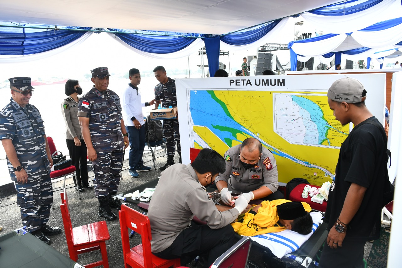 Peringati HUT ke-77 TNI Angkatan Laut Lantamal XII Gelar Khitanan dan Donor Darah Diatas Kapal Perang