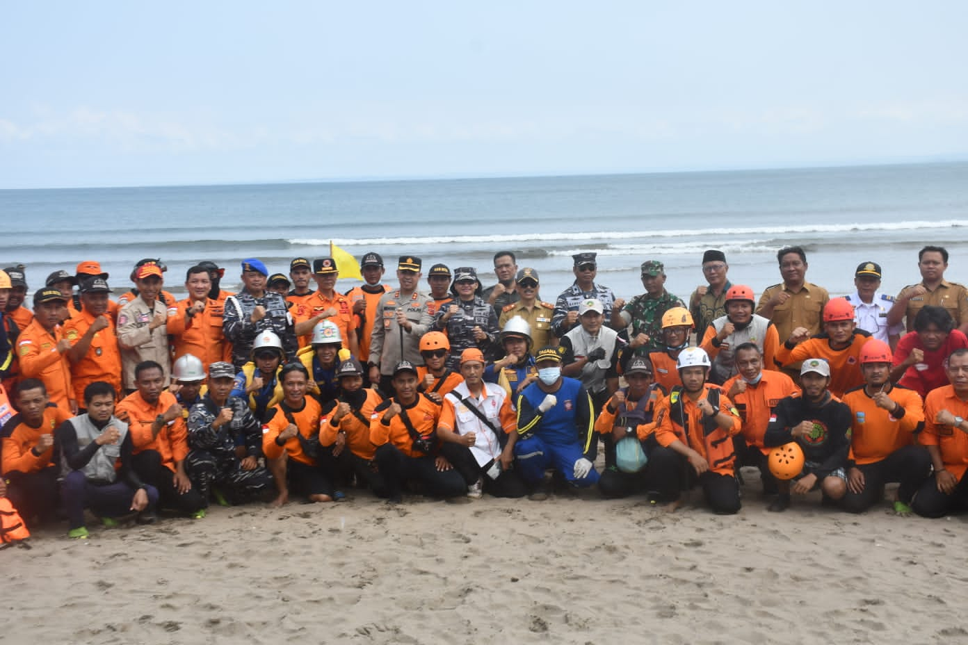 Latih Profesionalisme Prajurit Pangkalan TNI AL Bandung Laksanakan Latihan SAR Bersama di Laut