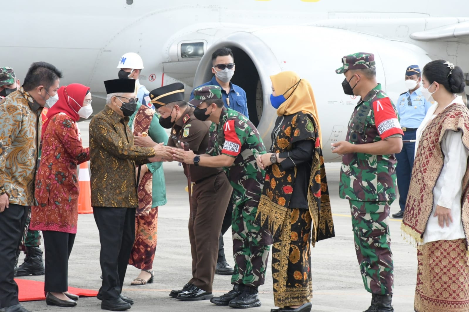 Danlanal Palembang Turut Sambut Kedatangan Wakil Presiden Republik Indonesia dan Ibu Hj. Wury Ma’ruf Amin di Provinsi Sumatera Selatan