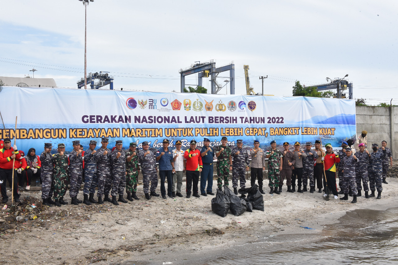 Sambut HUT Ke-77 TNI AL, Lantamal I Gelar Gerakan Nasional Laut Bersih Tahun 2022 Secara Serentak