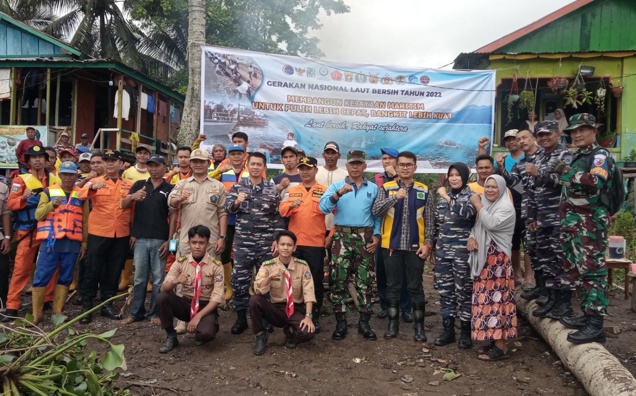 Pangkalan TNI AL Palembang Gelar Gerakan Nasional Laut Bersih Sebagai Rangkaian Dalam Peringatan HUT TNI AL ke 77 Tahun 2022