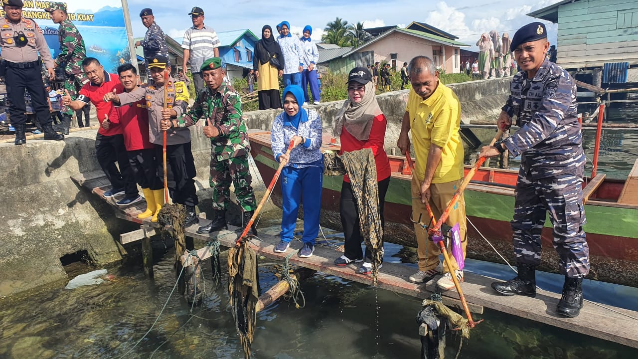 Pangkalan TNI AL Simeulue Laksanakan Gerakan Nasional Laut Bersih Tahun 2022 Dalam Rangka HUT TNI AL Ke-77